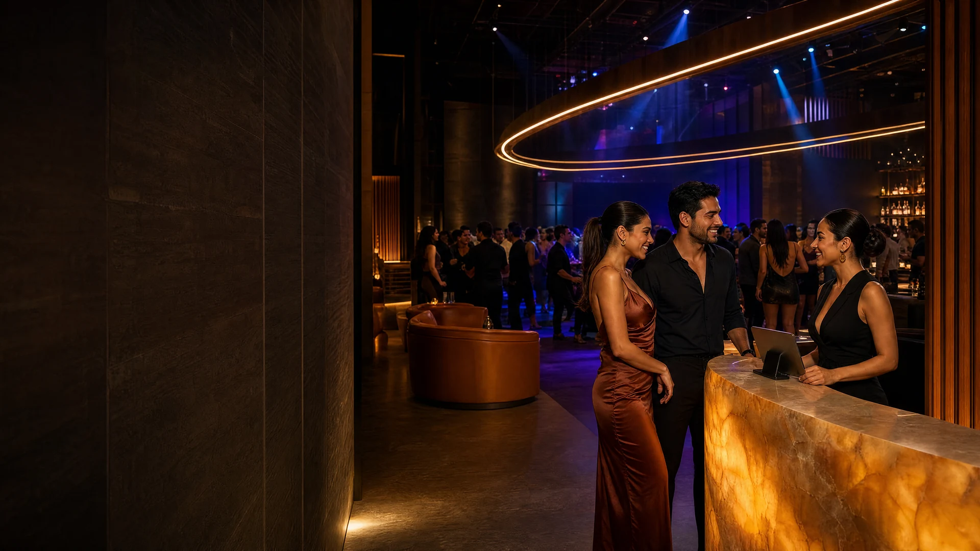 Una anfitriona recibe a los invitados en un club nocturno moderno, con luces escultóricas y una barra iluminada